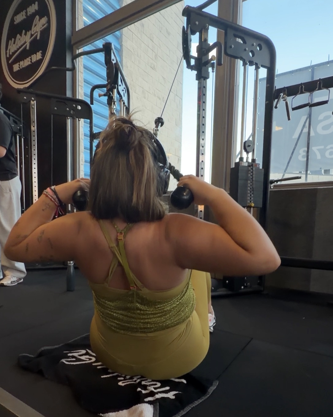 Entrenamiento de espalda con máquina de cable